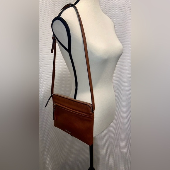 Women’s ROOTS cognac brown thin strap shoulder Bag - Picture 2 of 15